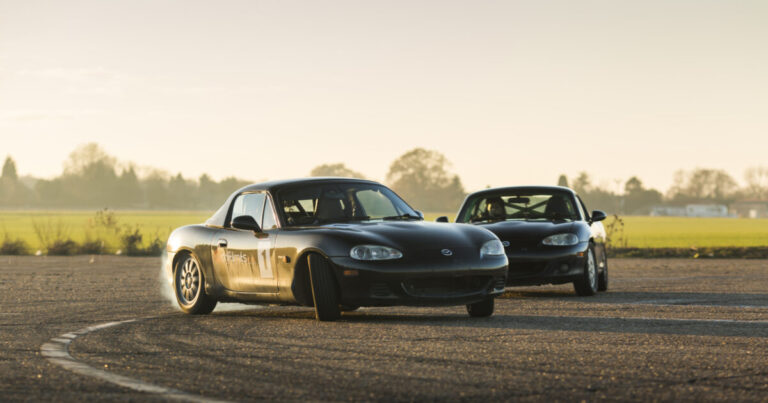 Unleash Your Inner Drift Master Conquer Corners with WonderDays’ Two Car Drift Battle Experience